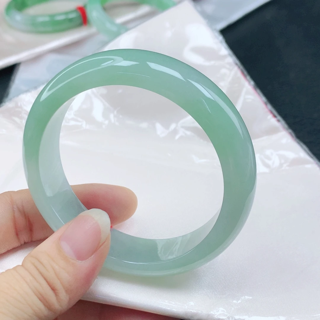 翡翠未镶嵌手镯56+果绿翡翠手镯