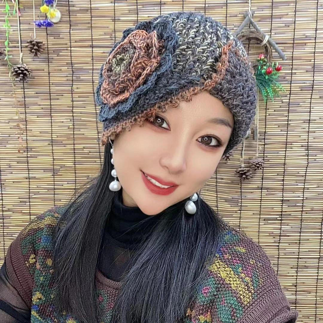 娜娜推荐款-秋冬无檐圆顶手工编织彩色大花保暖护耳帽