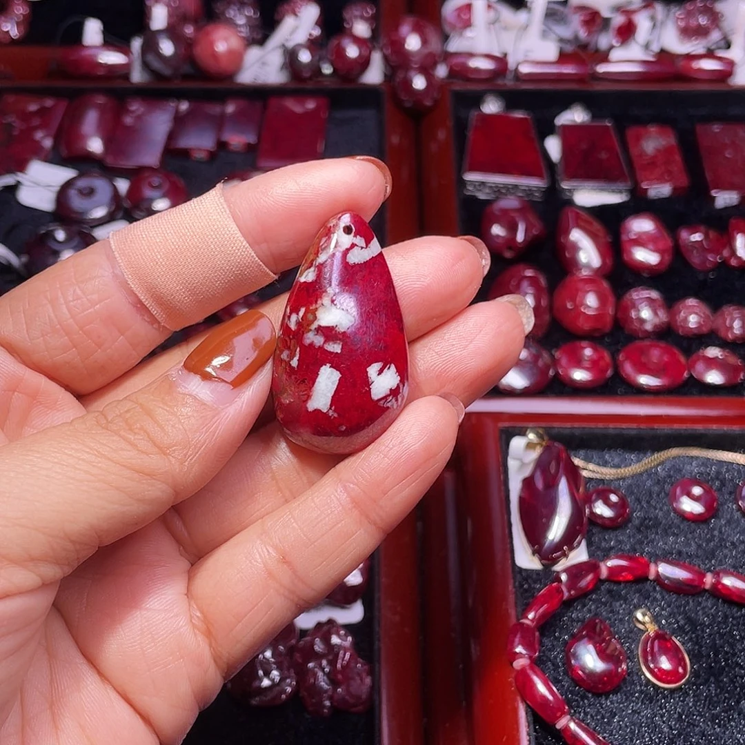 天***际天然辰砂天然原矿吊坠