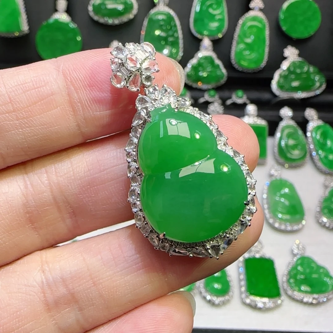 翡翠18K金镶嵌颈饰葫芦