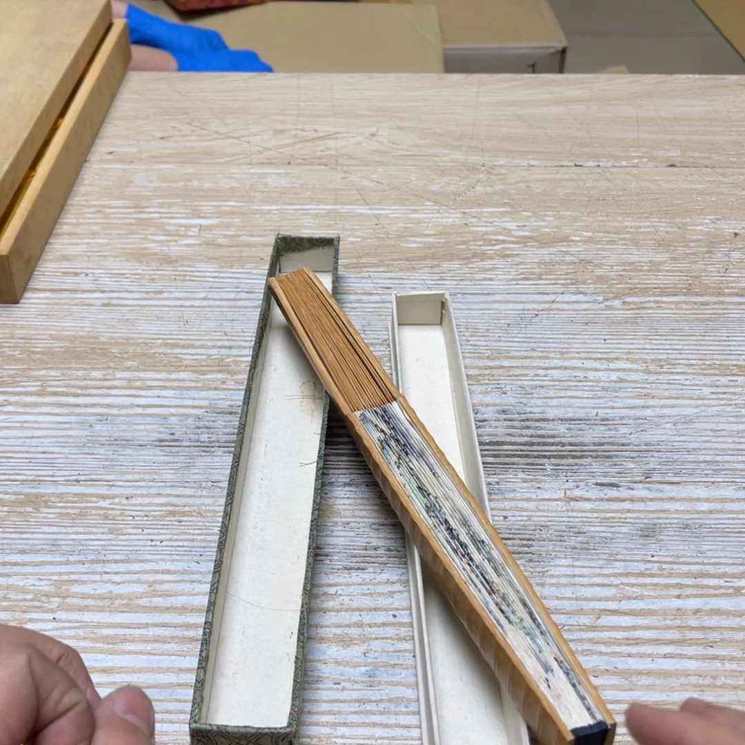 瓷片虎**吉密密麻麻地排列着一个