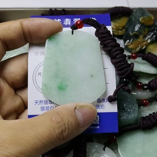 翡翠未镶嵌颈饰挂件