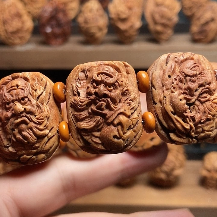 桃核浮雕钟馗手牌