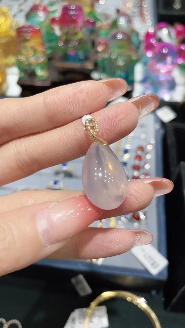 18K金镶嵌天然芙蓉石吊坠