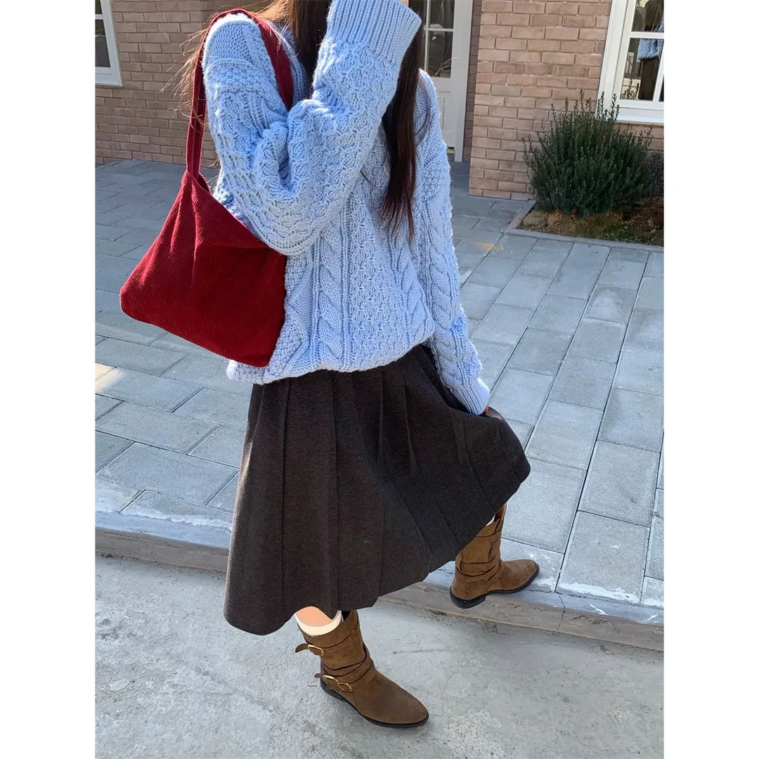 韩系学院风穿搭女新款高级感超好看奶蓝色小翻领针织麻花套头毛衣