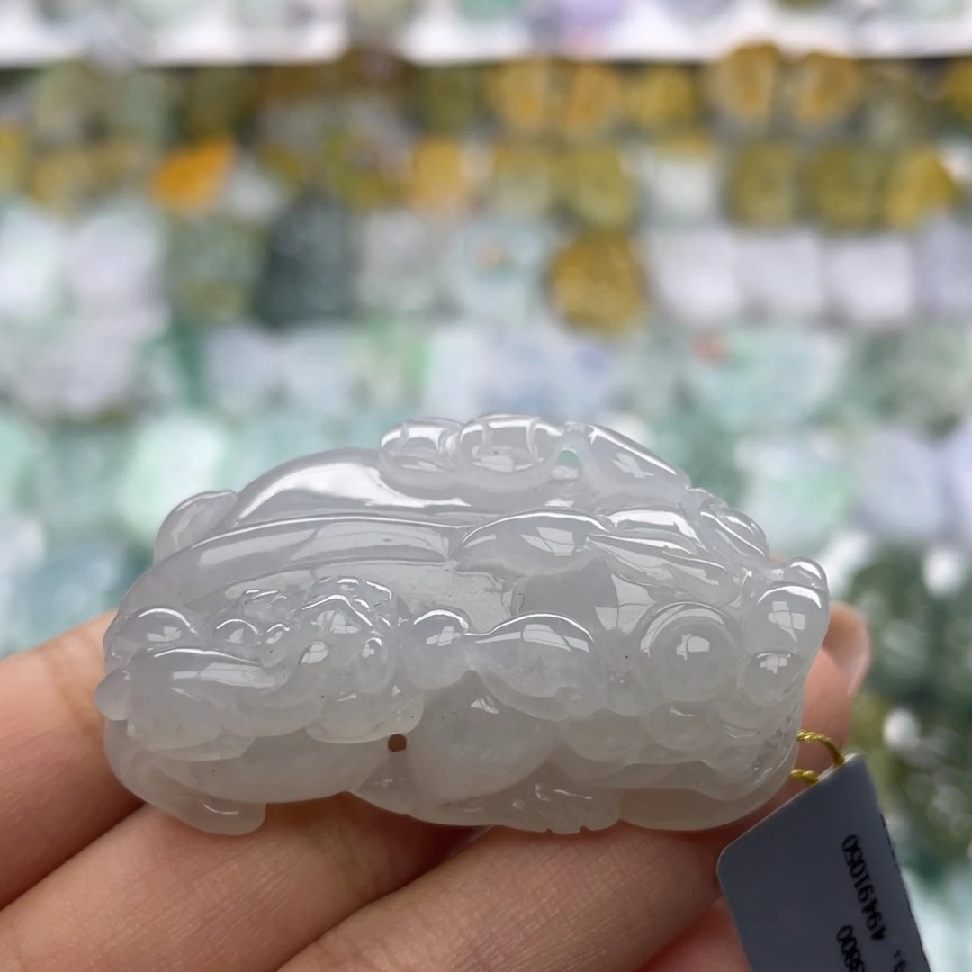 翡翠未镶嵌颈饰貔貅