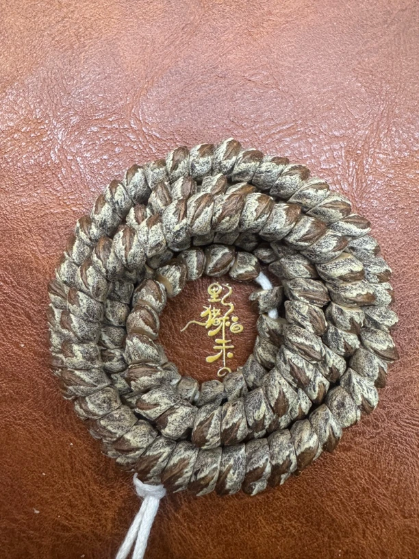 尺寸6.5左右四边形战士柏香籽脖挂