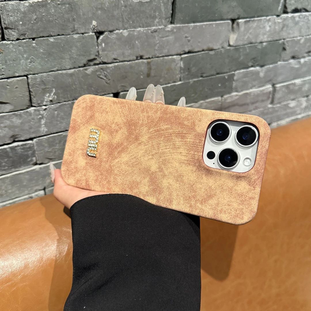 miumiu适用苹果16手机壳iPhone15promax复古高级14翻毛皮13半包12