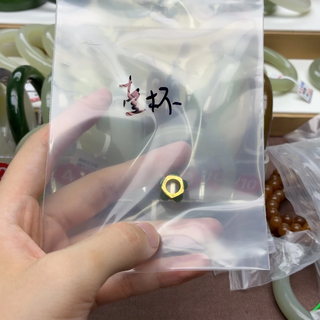 ****式和田玉手镯未镶嵌