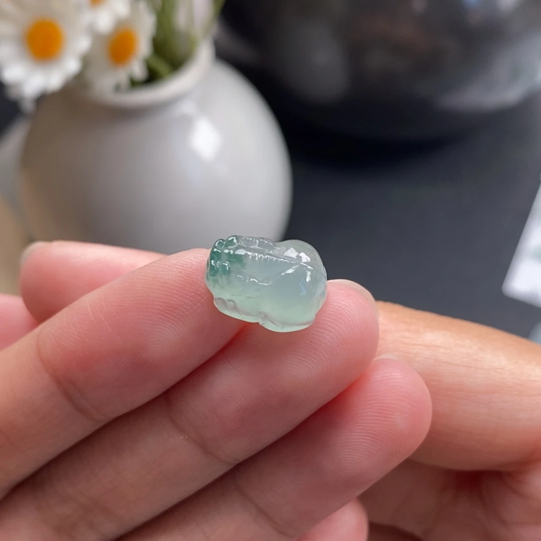 翡翠裸石晴底飘花貔貅