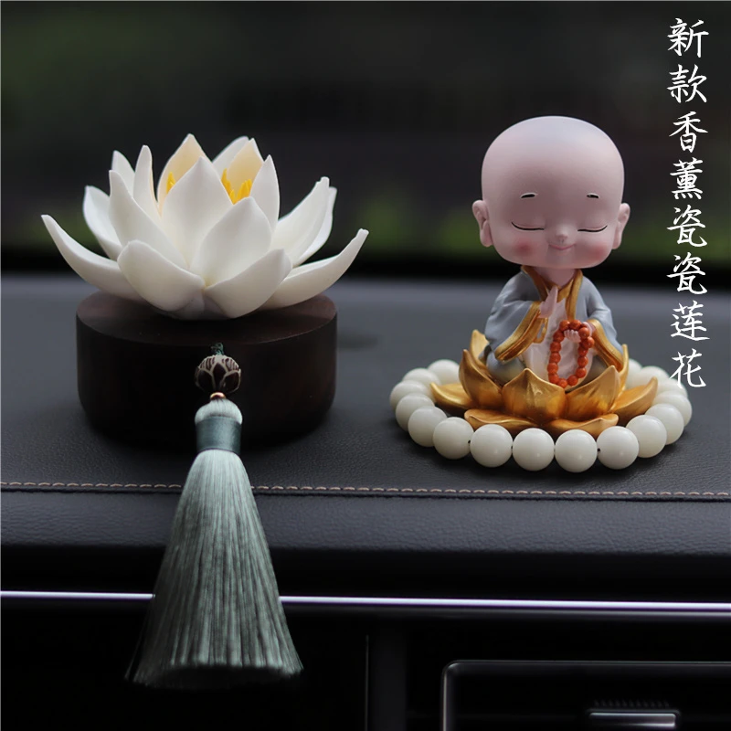 汽车摆件莲花车内饰品高档女神款男士装饰香薰汽车香水新款