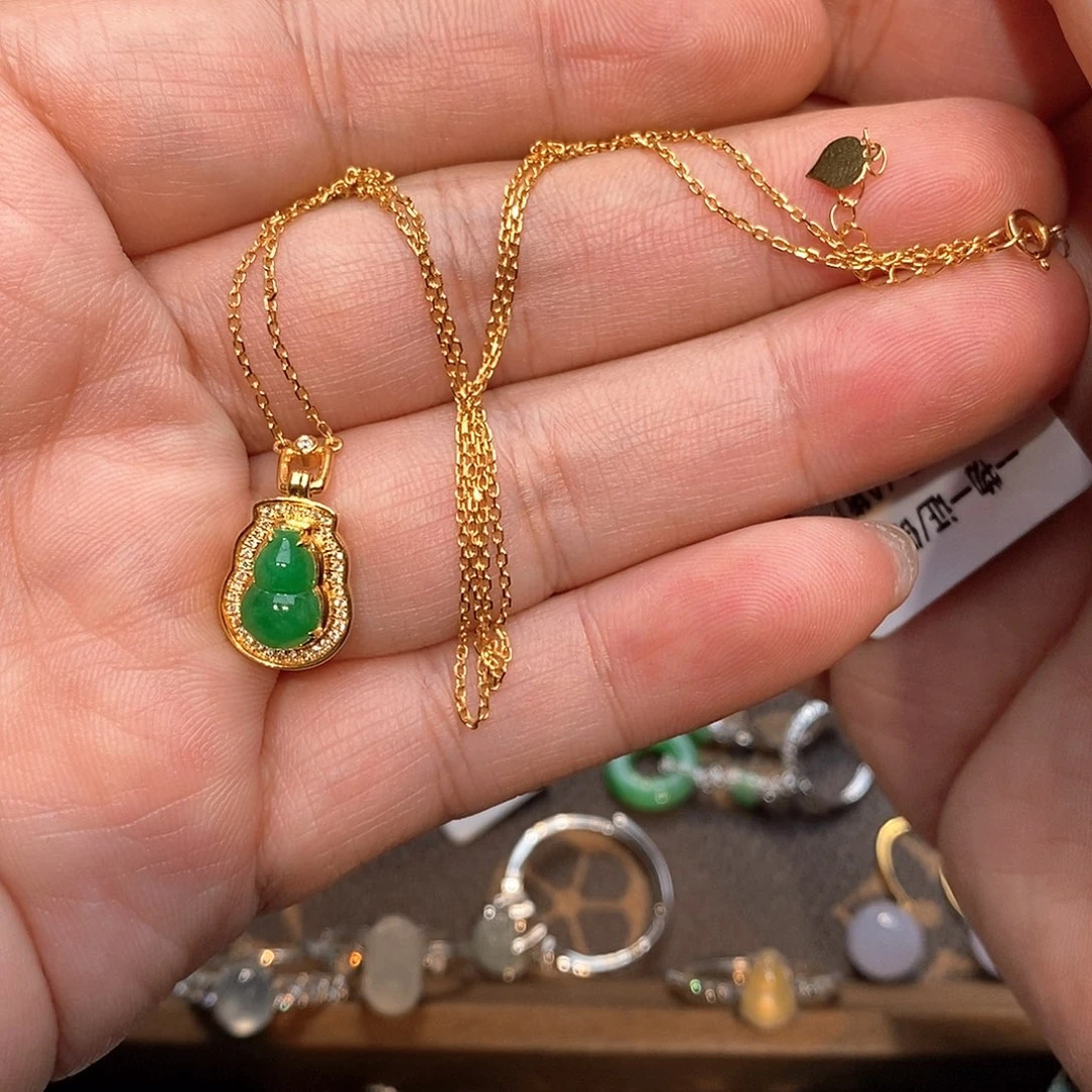 翡翠18K金镶嵌颈饰葫芦