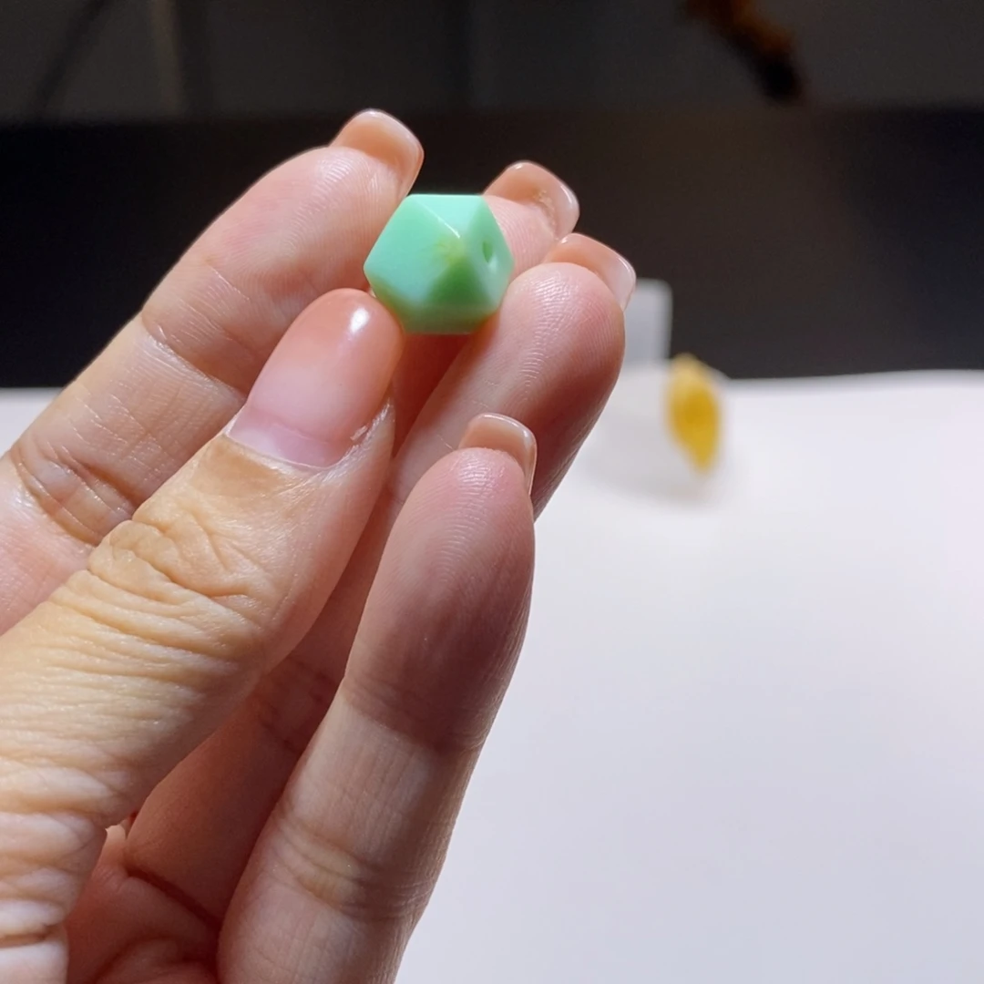 石英质玉（缅黄）未镶嵌颈饰