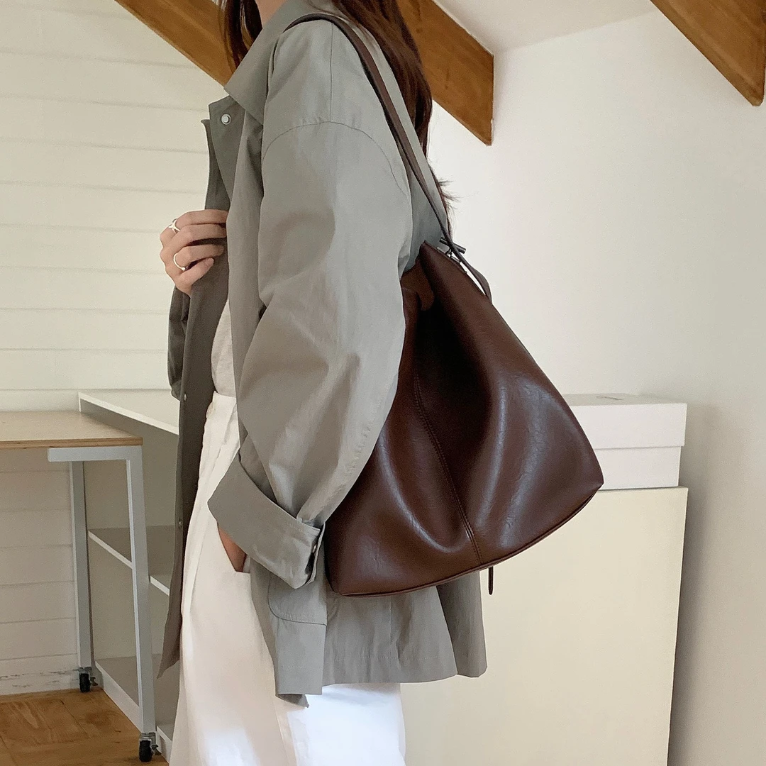 竹笋喵喵 韩版软皮质感水桶包女2025秋冬新大容量简约通勤单肩包