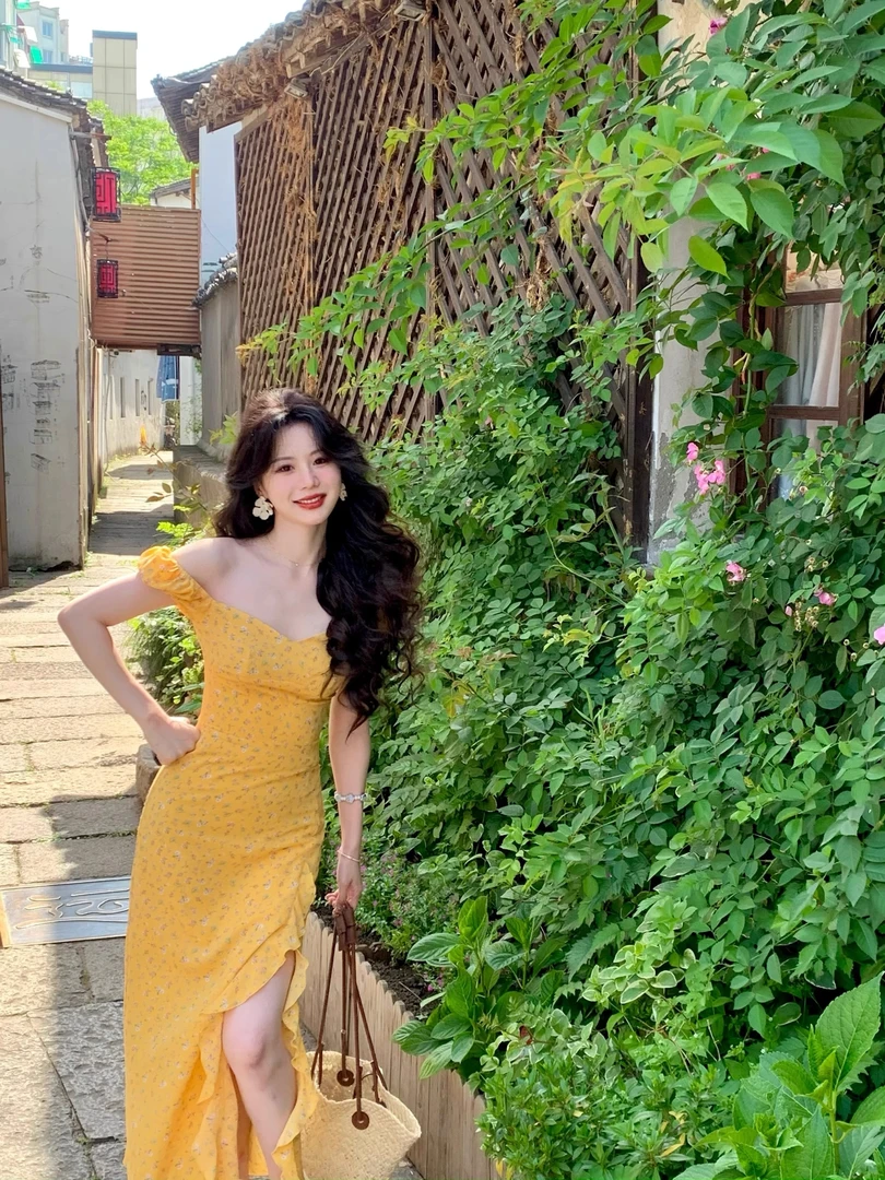 2025夏季新款法式气质复古桃心领碎花开叉连衣裙修身显瘦包臀裙女