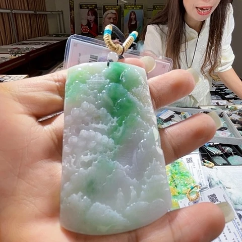 翡翠未镶嵌项圈一个