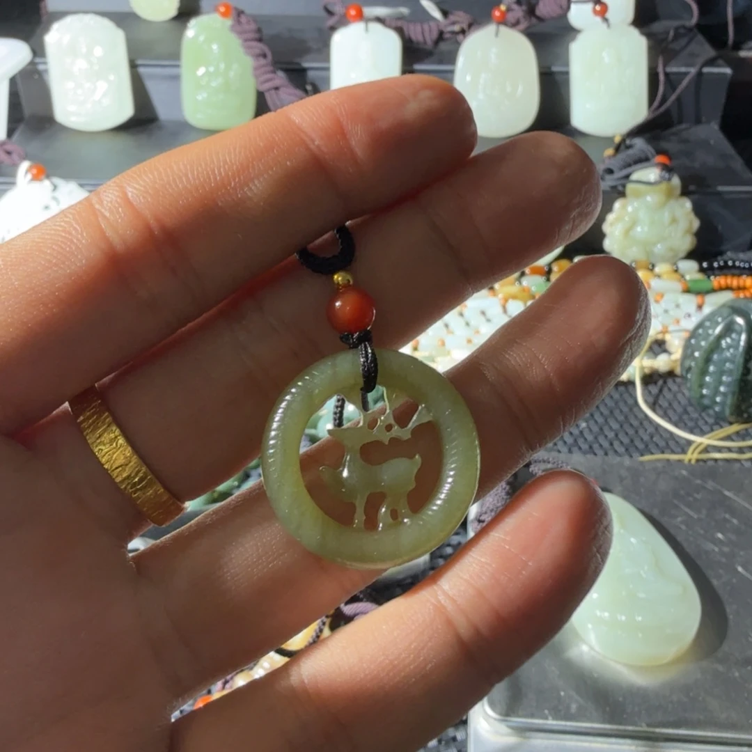 给***干和田玉未镶嵌颈饰