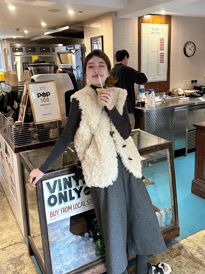 冬季仿羊羔毛牛角扣马甲背心女设计感无袖上衣高级感毛毛绒绒马甲