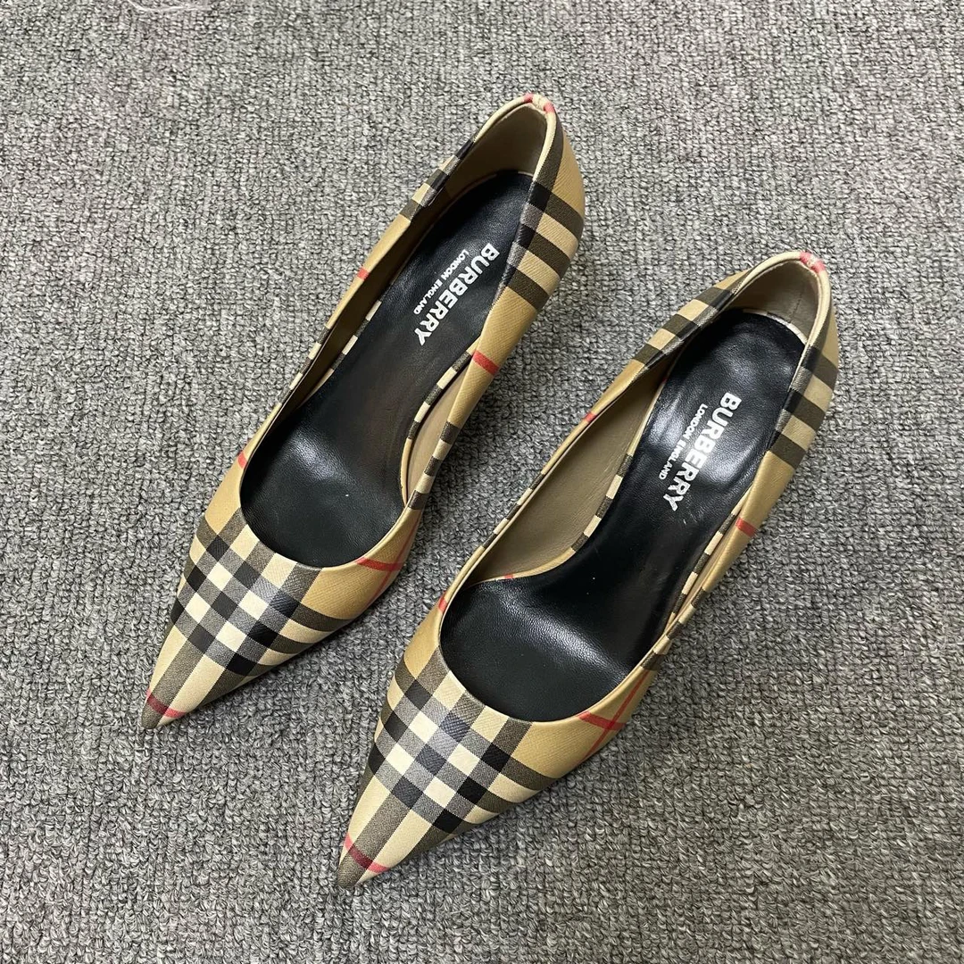 99新 BURBERRY/博柏利 套脚尖头细跟高跟鞋 35码/7263