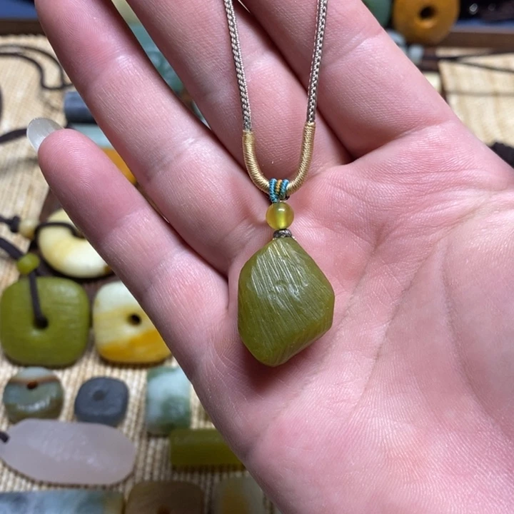 蛇纹石玉未镶嵌颈饰