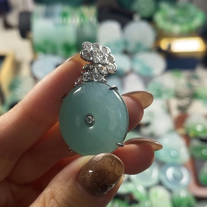 翡翠未镶嵌颈饰平安