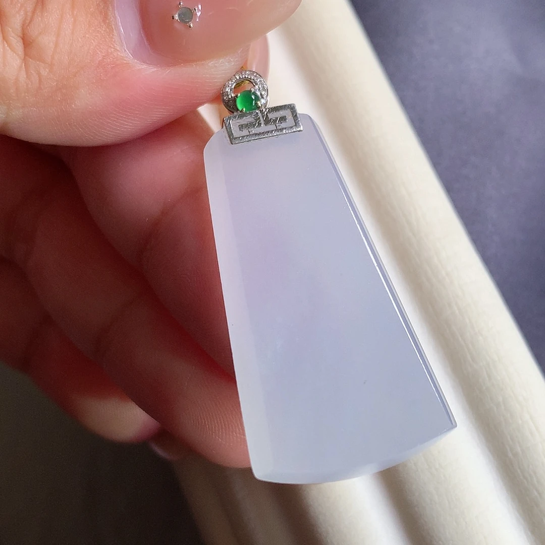 翡翠18K金镶嵌颈饰无事牌