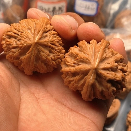 文玩核桃把件八道筋