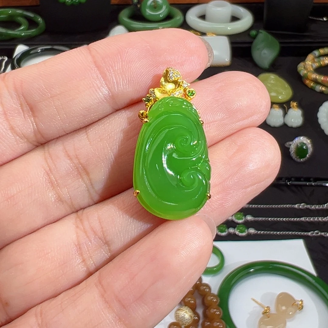 和田玉（碧玉）18K金镶嵌颈饰乌兰乌德苹果绿浓翠满色如意