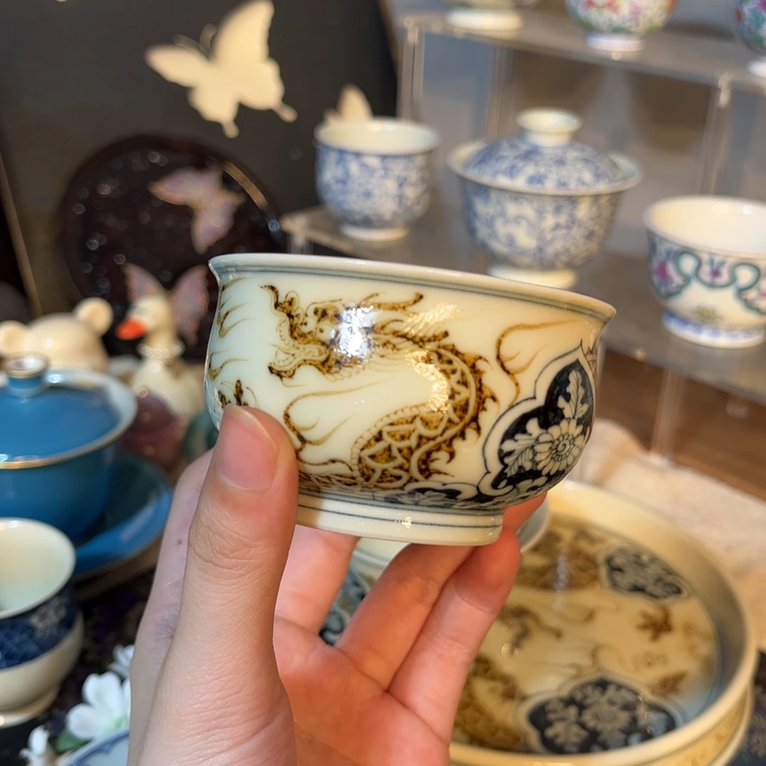 青花釉里金龙杯子