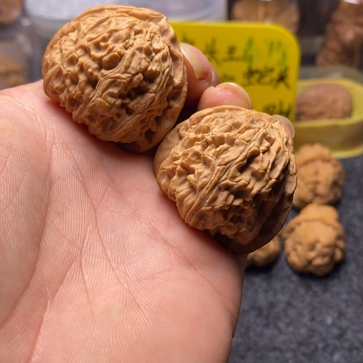 【闪购商品】吊坠文玩核桃39全品三角白狮子