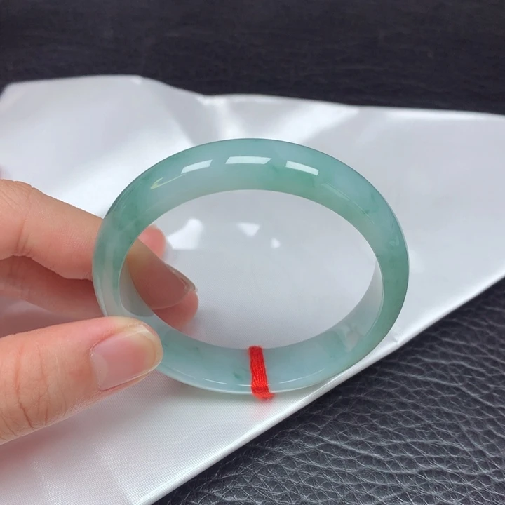 翡翠手镯未镶嵌。