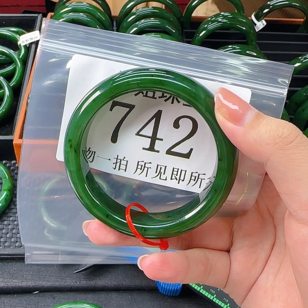 颈饰未镶嵌和田玉手镯57 742