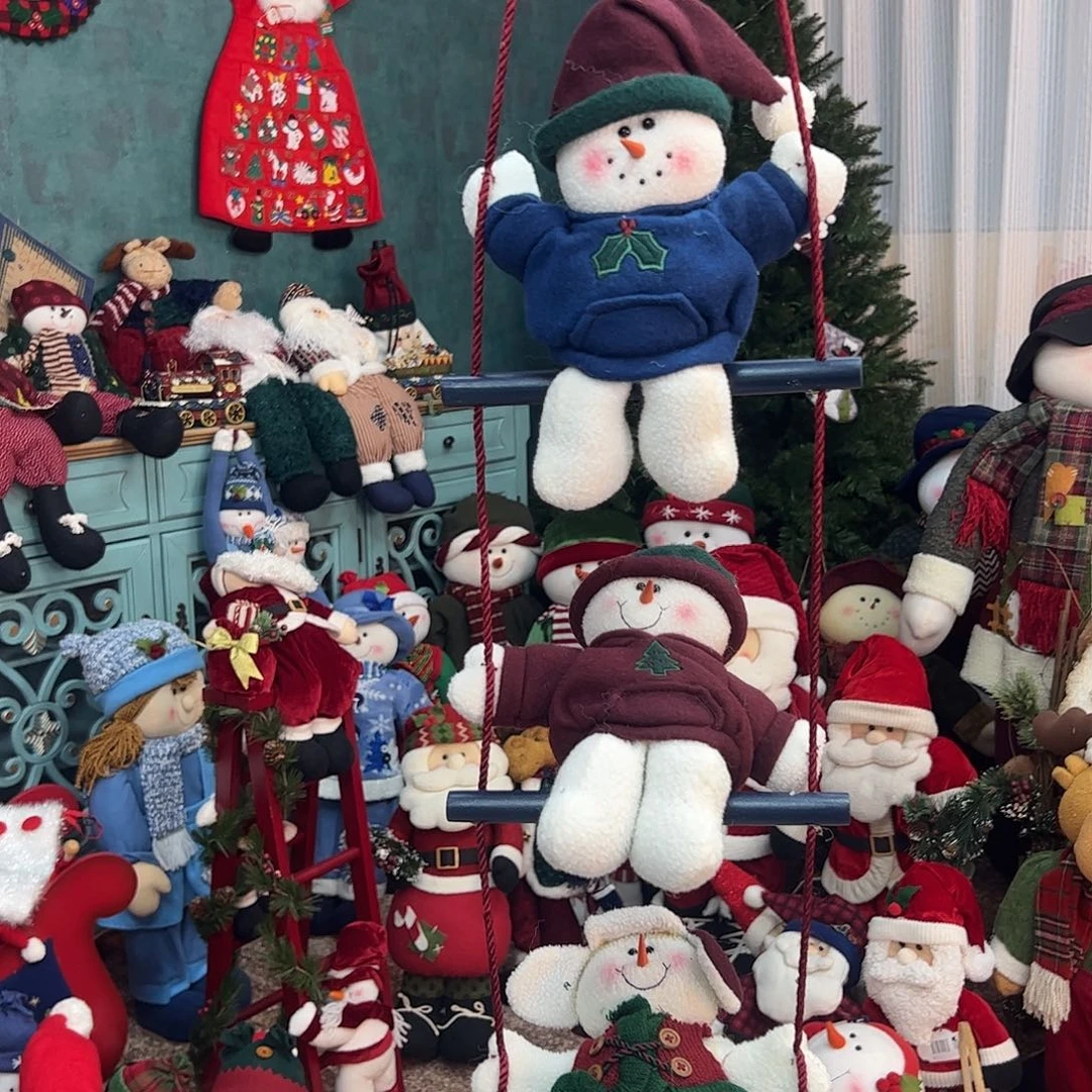 毛绒三个雪人荡秋千