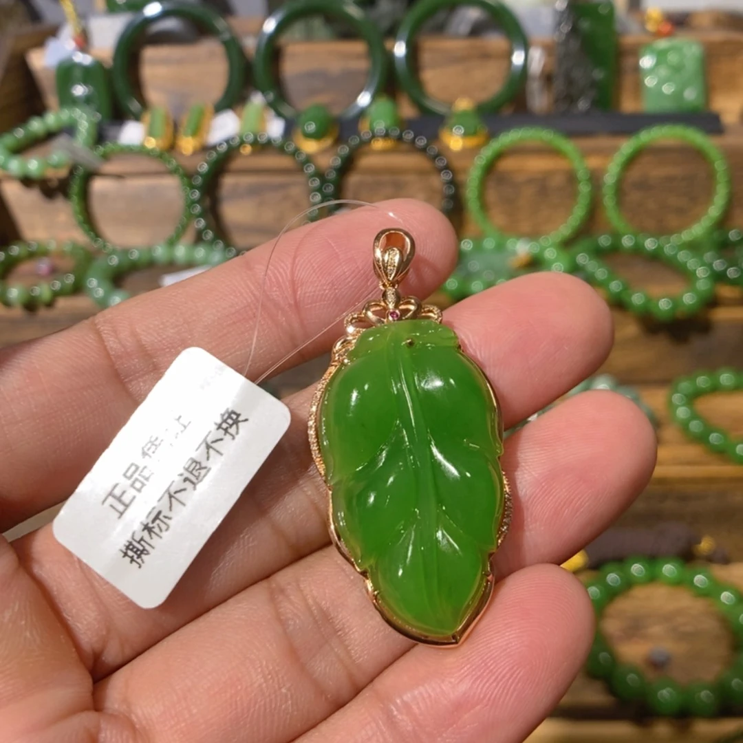 【闪购商品】吊坠(不含链)18K金镶嵌和田玉帅**了苹果绿叶子33.5