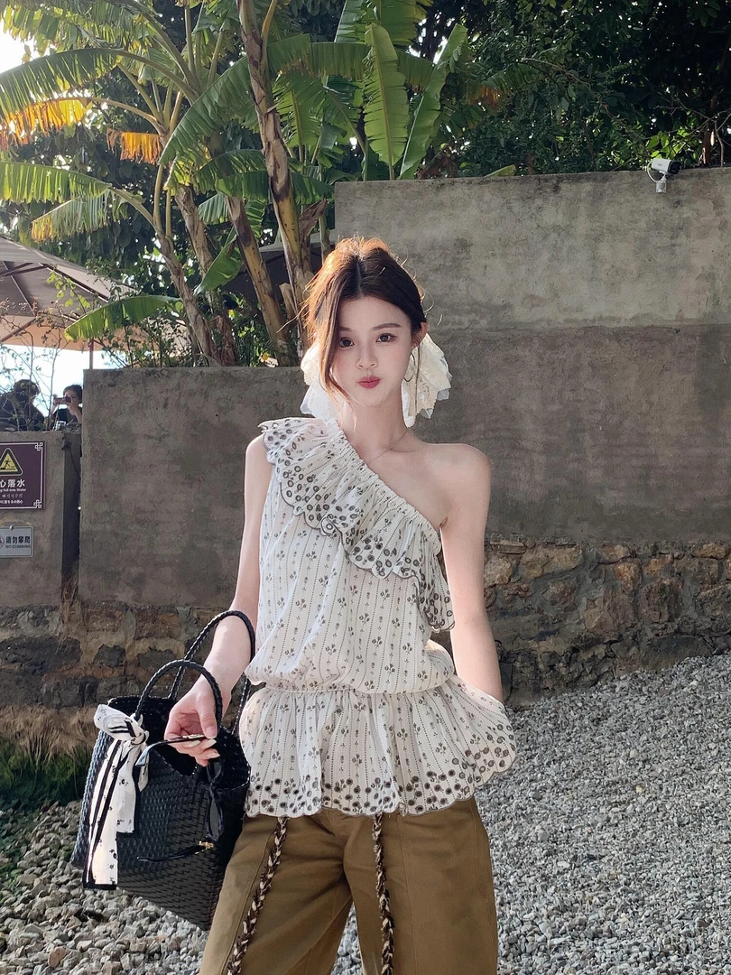 Liberty clothes 不规则斜肩无袖上衣女夏荷叶边刺绣碎花小衫背心