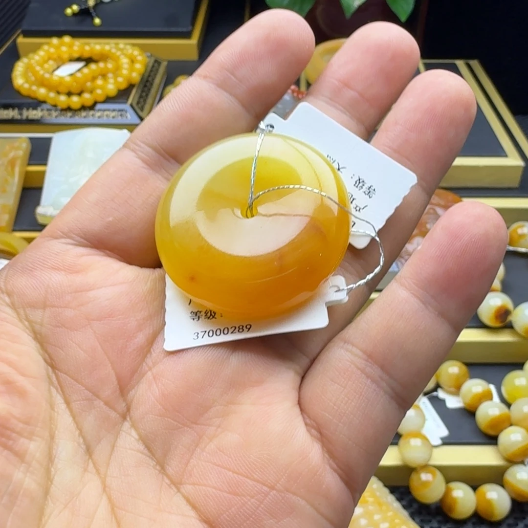 梁***玲石英质玉（黄龙玉）未镶嵌手镯