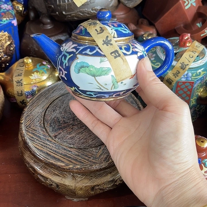 茶壶红泥原矿泥料手工制作的一把紫砂壶。