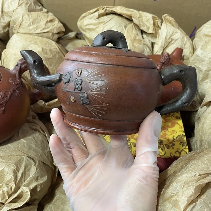 紫砂茶壶原矿泥料，手工制作一把紫砂壶。