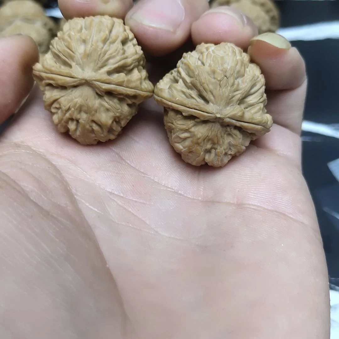 舒****文玩核桃吊坠白狮子