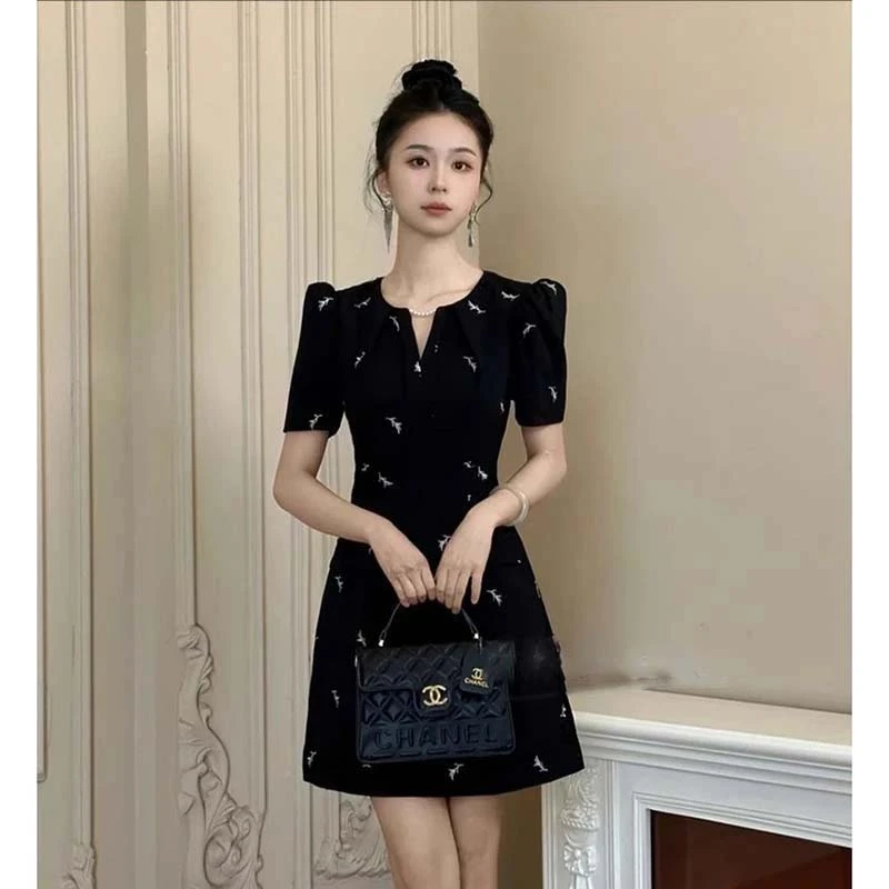 法式高定赫本风短袖连衣裙女显瘦显高小个子黑色圆领a字短裙D1900
