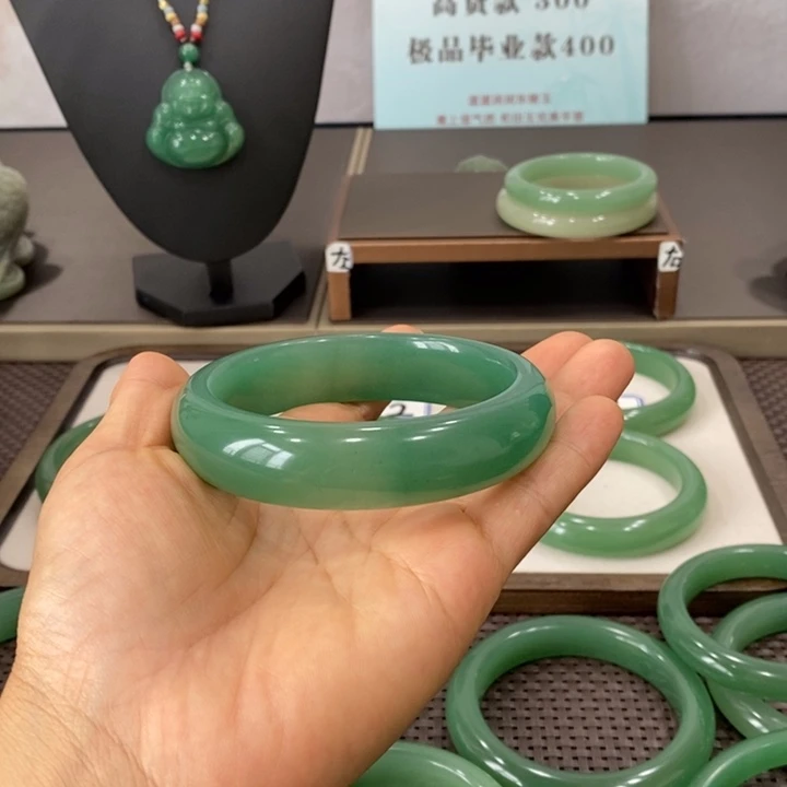 东陵石未镶嵌颈饰飞****1