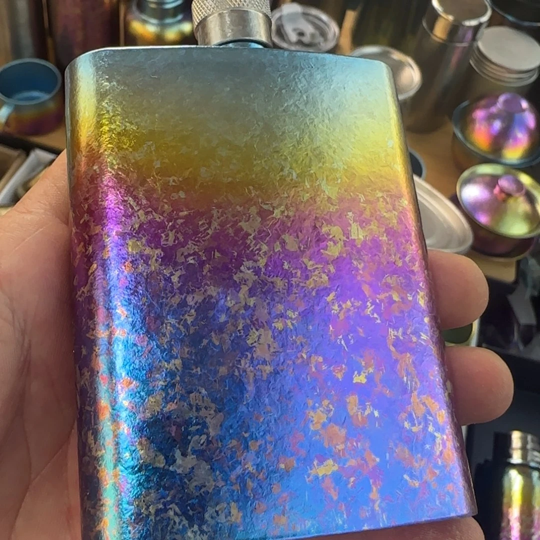 金属炫彩二两酒壶微瑕