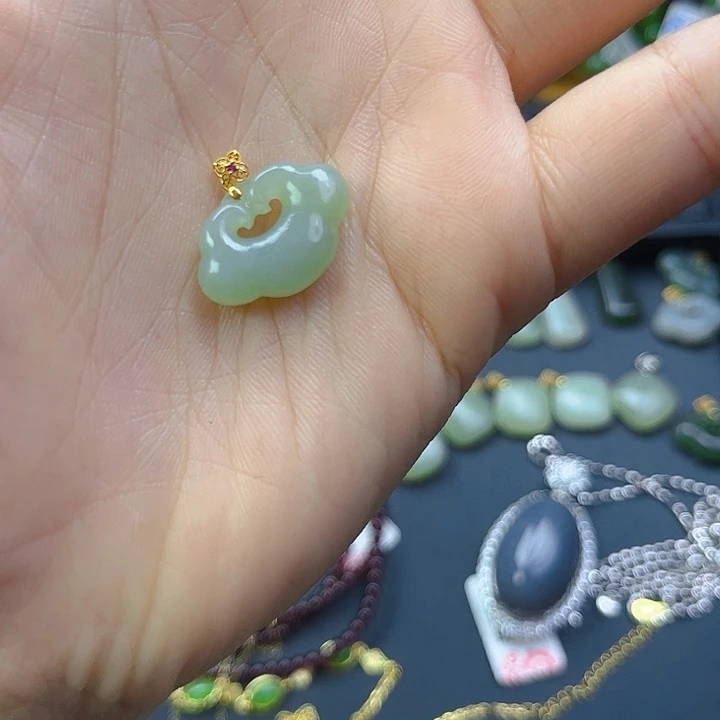 和田玉18K金镶嵌颈饰