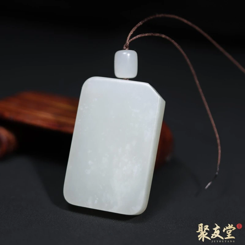 W19聚友堂王伟玉雕28克新疆和田玉籽料白玉无事牌风花雪月挂件
