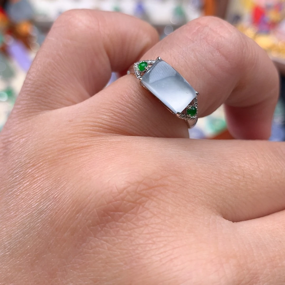 18K金镶嵌戒指翡翠马鞍戒指