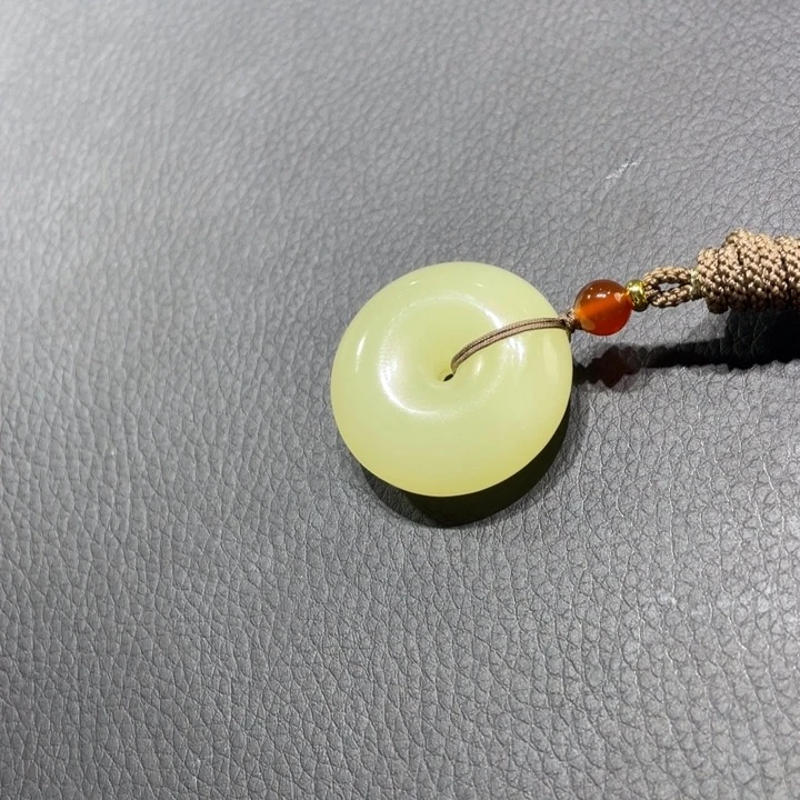 吊坠(赠链)未镶嵌和田玉（黄玉）