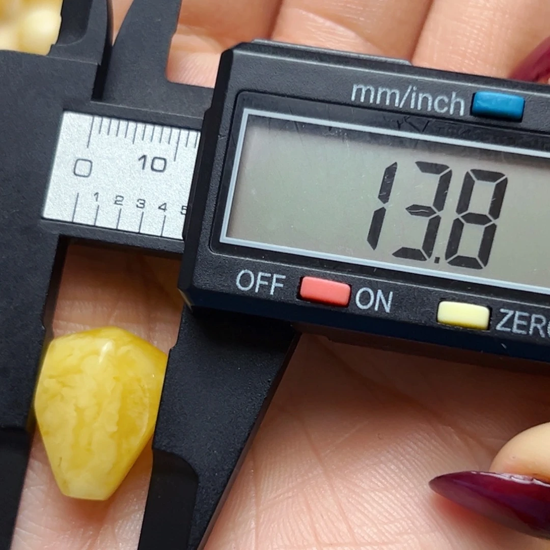 蜜蜡裸石未镶嵌13.8mm鲨鱼背三通