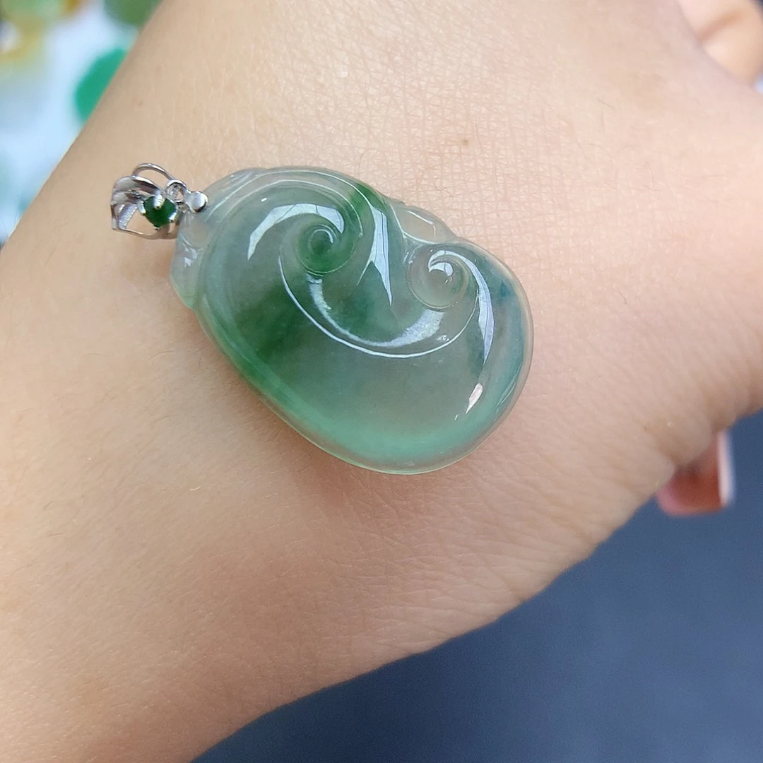 翡翠18K金镶嵌颈饰如意