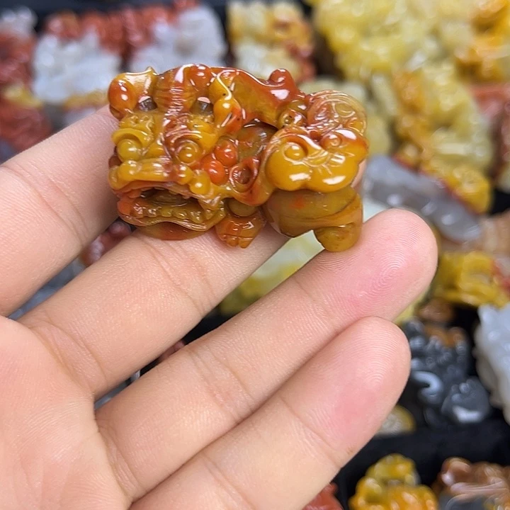 未镶嵌石英质玉（黄龙玉）颈饰