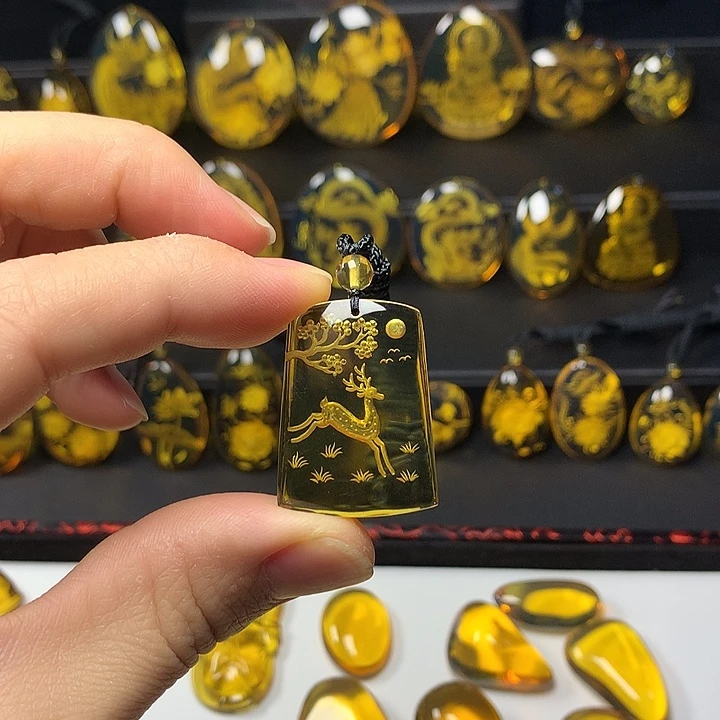 琥珀未镶嵌颈饰梅花鹿